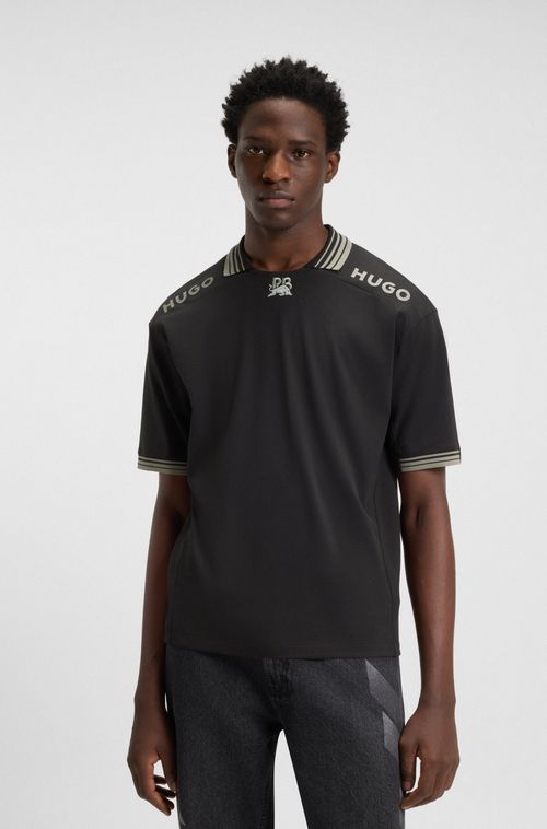 Camiseta Hugo X Racing Bulls Com Logo Nos Ombros