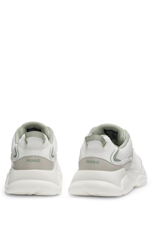 Tênis Com Detalhe Em Rede E Fecho Com Presilha Traseira