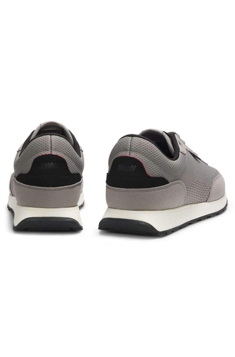 Tênis Com Parte Superior Em Malha E Logo