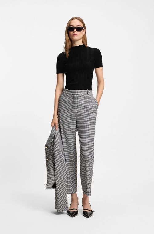 Suéter Canelado Irregular Com Gola Alta Curta