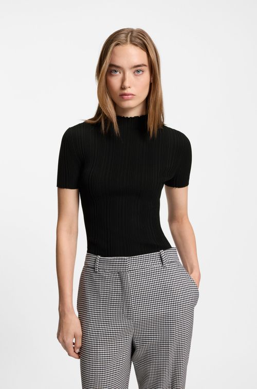 Suéter Canelado Irregular Com Gola Alta Curta