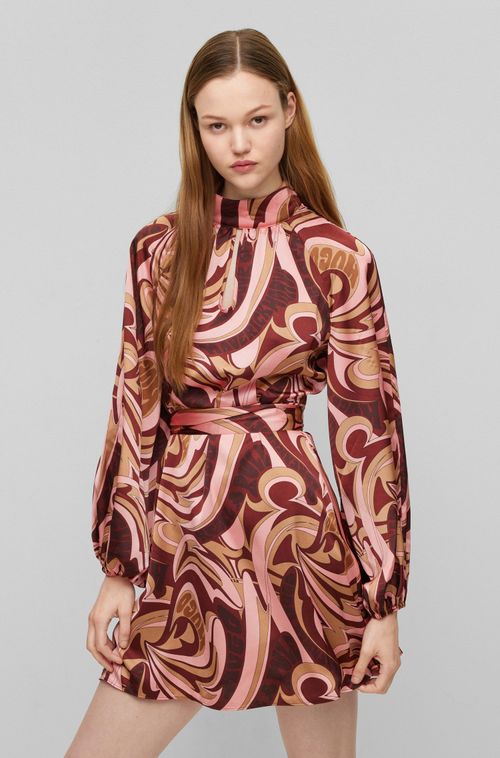 Vestido Cintado Com Gola Alta E Estampa Da Estação