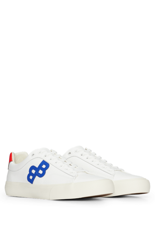 Tênis De Cano Baixo Branco Com Detalhes De Monograma
