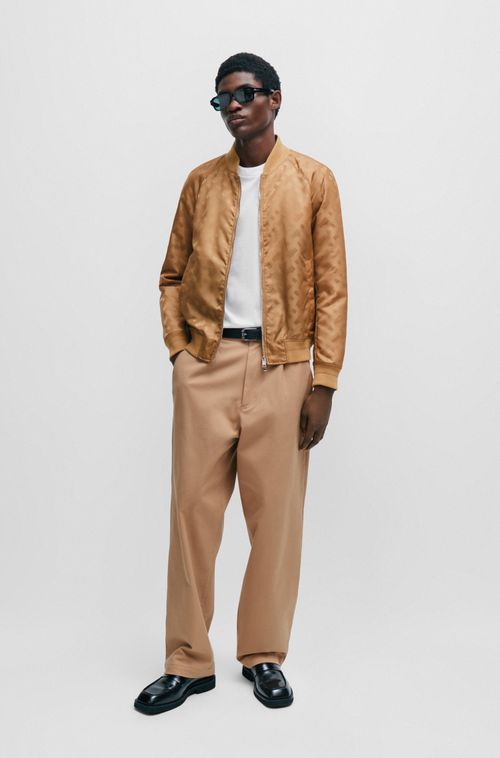 Camiseta de algodão com gola em listras característica