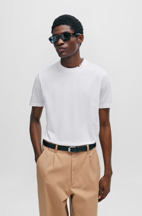 Camiseta de algodão com gola em listras característica