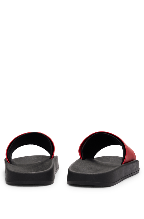 Chinelos Com Tiras Marcadas Com Logo