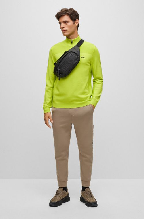 Suéter Verde Com Zíper Da Marca Na Gola