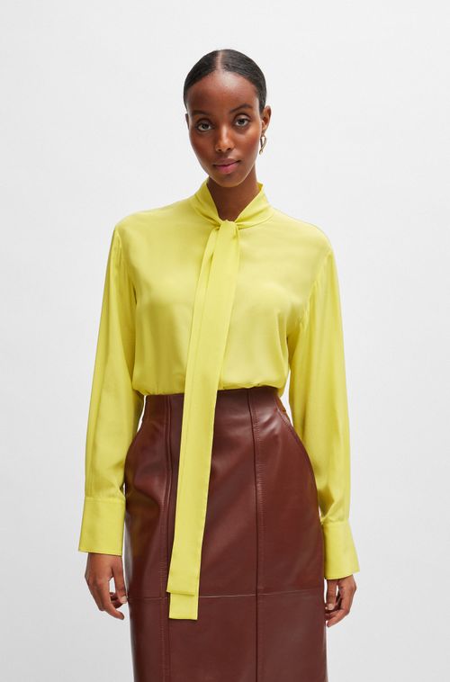 Blusa De Corte Folgado Em Seda Lavada Com Gola De Laço