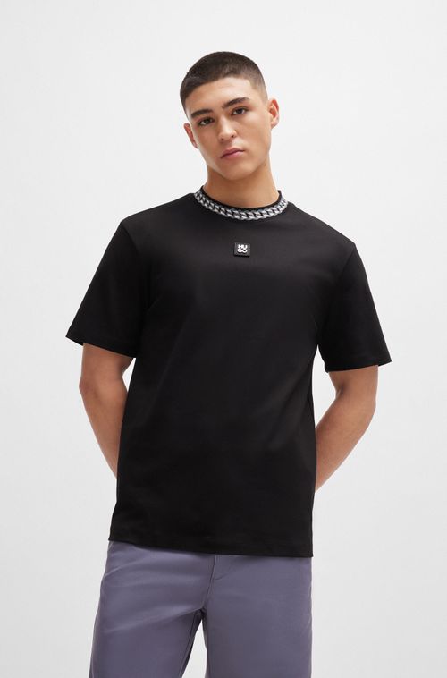 Camiseta Em Interlock De Algodão Com Gola Estampada De Corrente