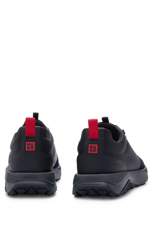 Tênis De Corrida Em Materiais Mistos Com Detalhes De Logo