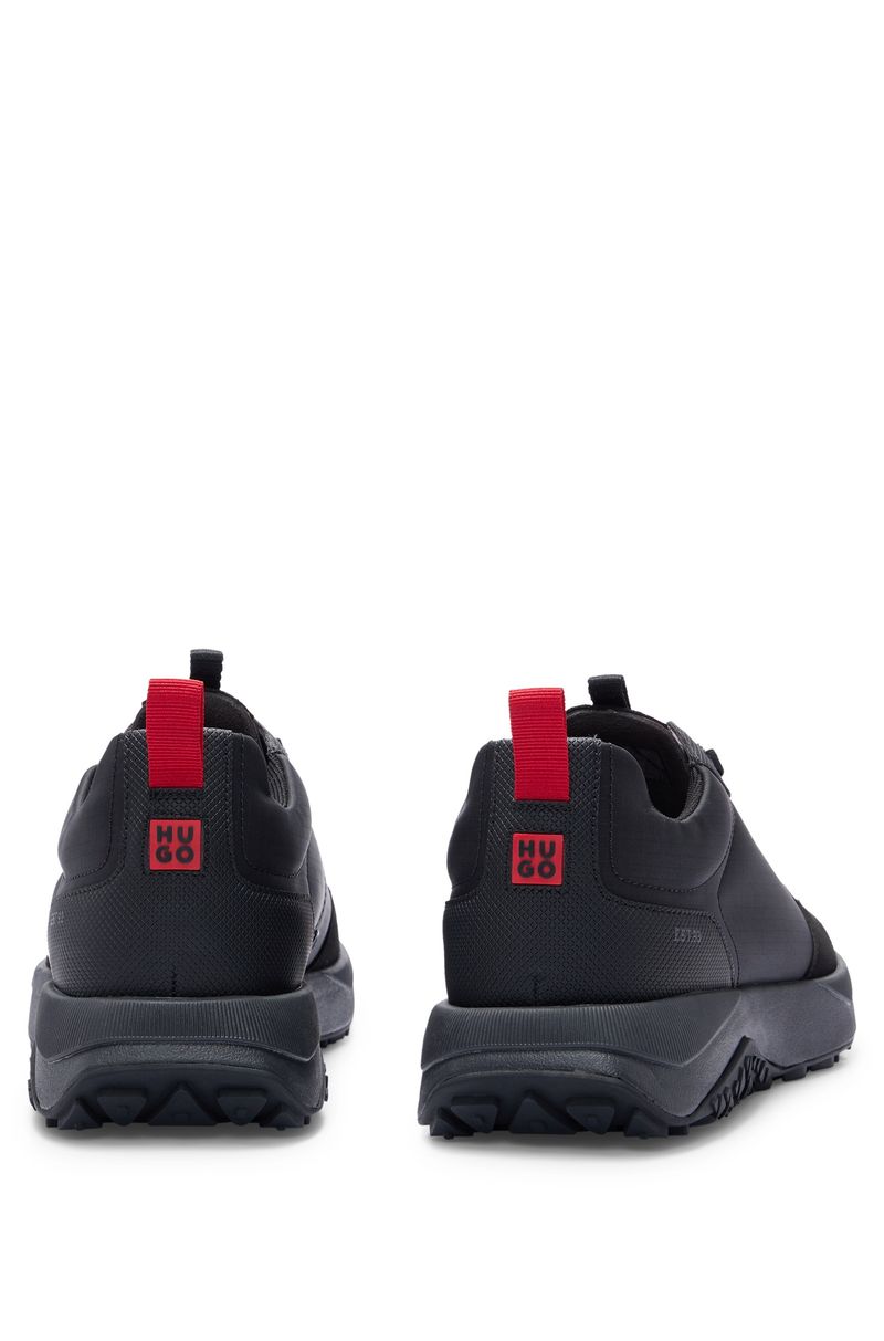 Tênis De Corrida Em Materiais Mistos Com Detalhes De Logo