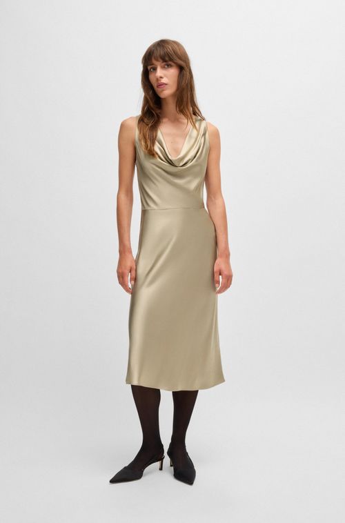 Vestido De Cetim Fluído Com Gola Redonda