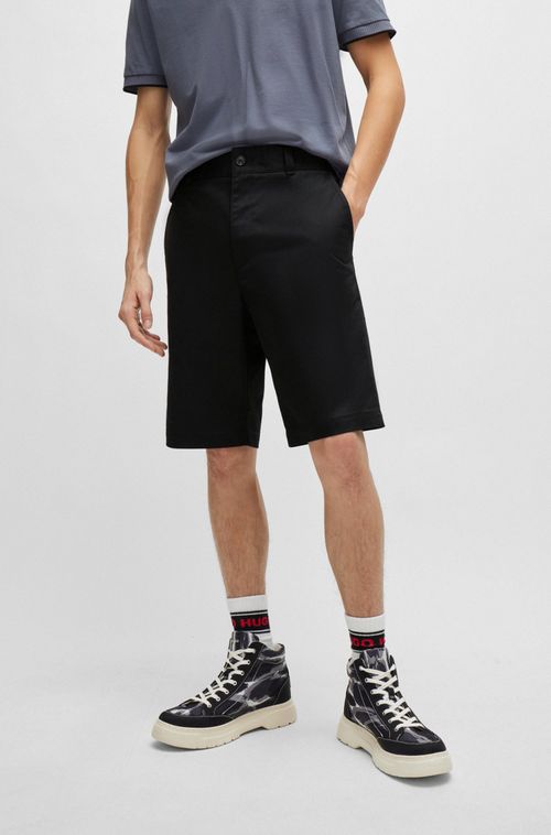 Shorts De Ajuste Regular Com Perna Slim E Bolsos Com Botões