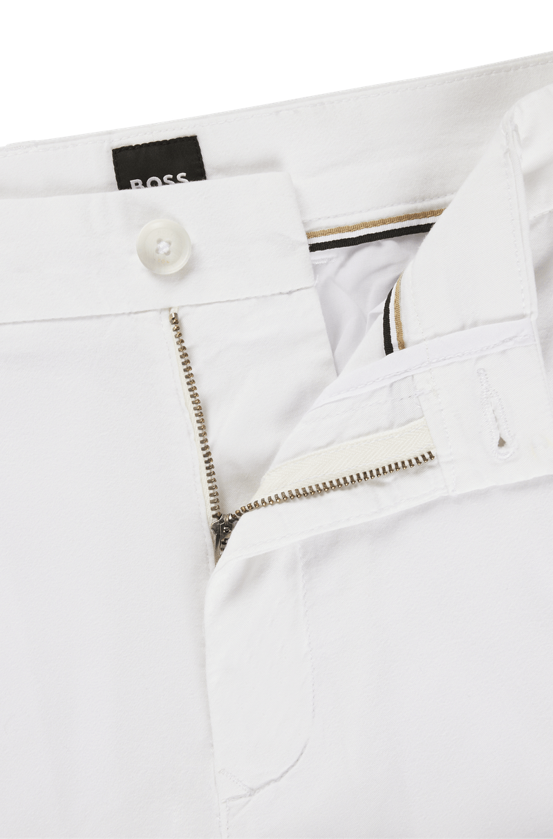 Shorts De Ajuste Slim Em Sarja De Algodão Elástico