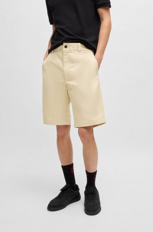 Shorts De Ajuste Regular Com Perna Slim E Bolsos Com Botões