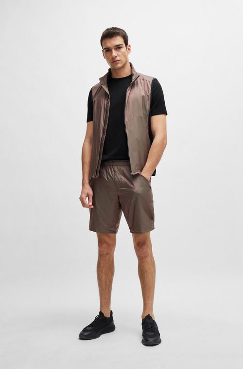 Camiseta de ajuste regular em algodão elástico com logo contrastante