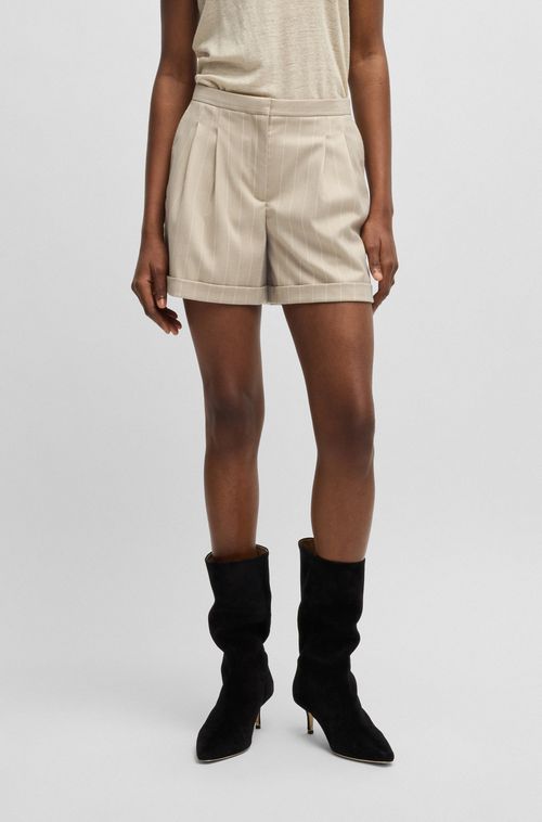 Shorts De Ajuste Afunilado Em Tecido Elástico Com Risca De Giz