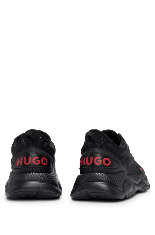 Tênis de amarração de material misto com couro sintético