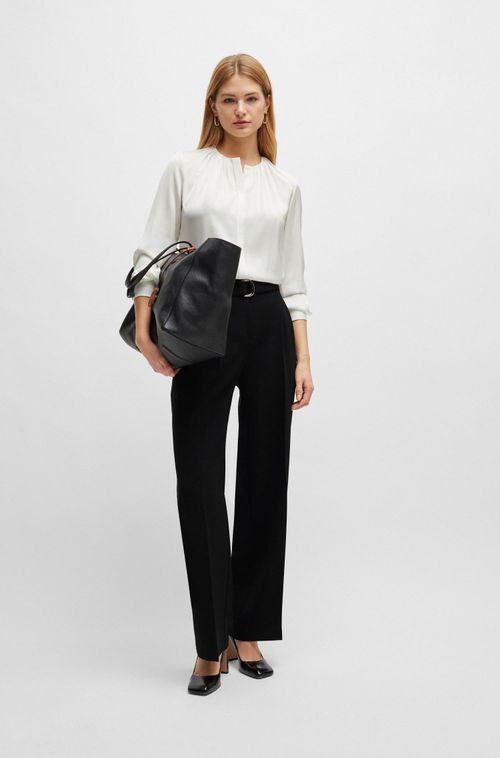 Blusa com gola franzida em crepe de seda