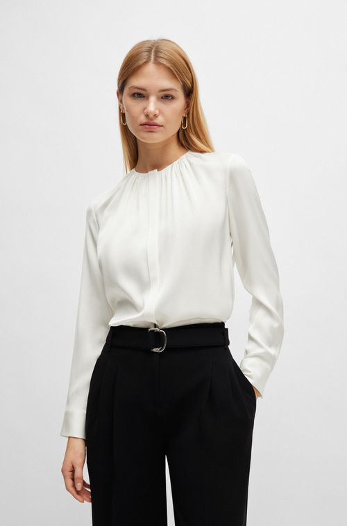 Blusa com gola franzida em crepe de seda