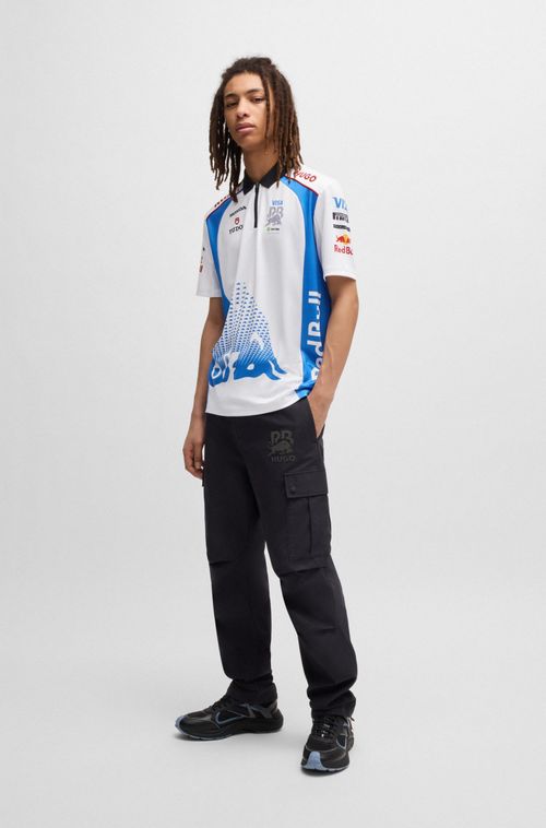 Polo HUGO x VCARB com logo degradê