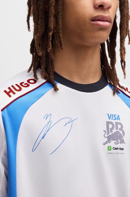 Camiseta HUGO x VCARB com arte de Yuki Tsunoda
