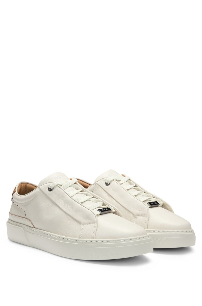 Tênis Gary Em Couro Com Aba Traseira Em Camurça