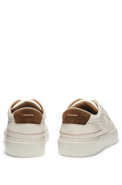 Tênis Gary Em Couro Com Aba Traseira Em Camurça