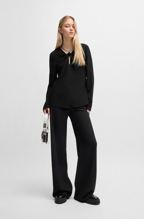 Top Com Detalhe De Nó E Zíper Com Puxador De Logo