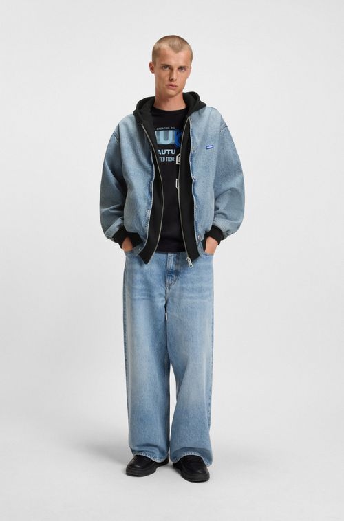 Casaco estilo bomber jeans com painel de jersey com capuz